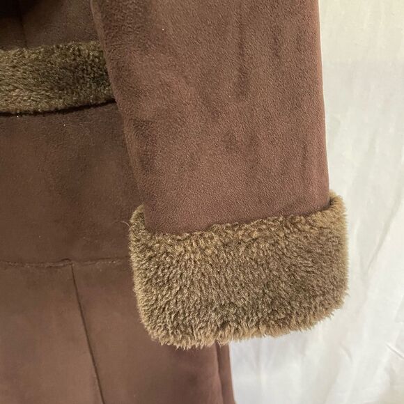 Rothschild Girls coat. Size 10-12. Sueded outer with faux fur trim and lining - Picture 7 of 8